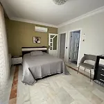 Nas-a Luxury, 6 Bedroom, 3 Bathroom Villa *