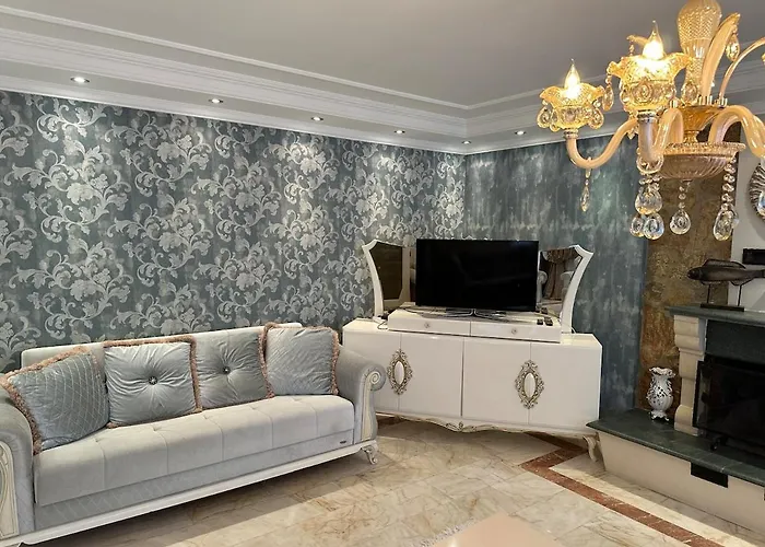 Nas-a Luxury, 6 Bedroom, 3 Bathroom Villa *