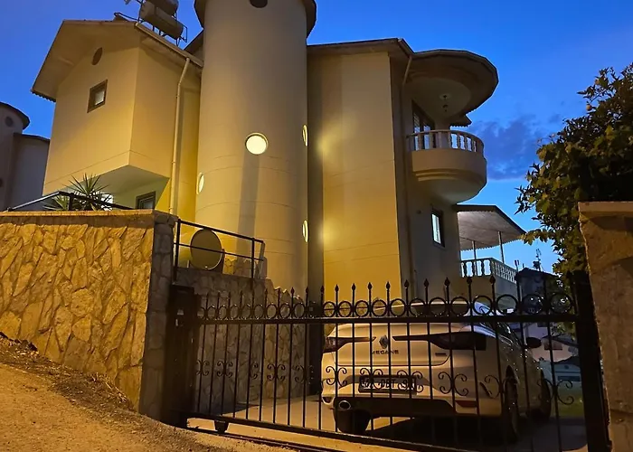 Nas-a Luxury, 6 Bedroom, 3 Bathroom Villa *