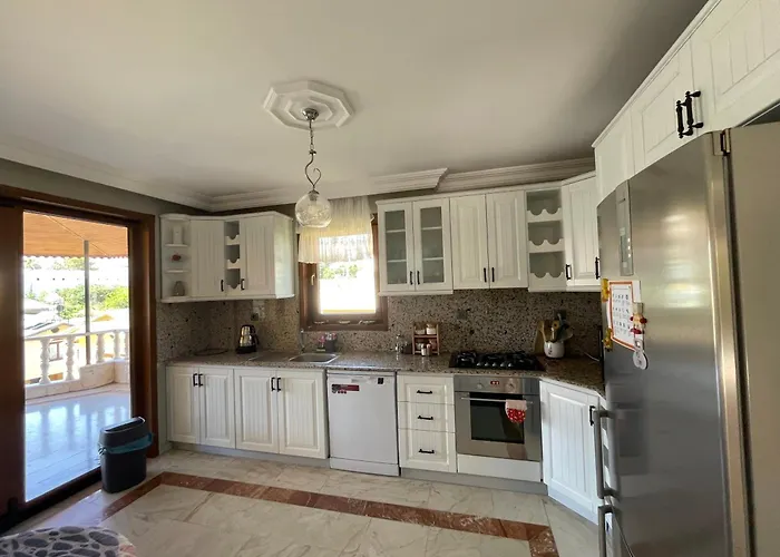 Nas-a Luxury, 6 Bedroom, 3 Bathroom Villa