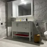 Nas-a Luxury, 6 Bedroom, 3 Bathroom Villa *