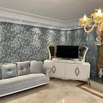 Nas-a Luxury, 6 Bedroom, 3 Bathroom Villa *