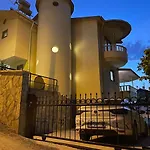 Nas-a Luxury, 6 Bedroom, 3 Bathroom Villa *