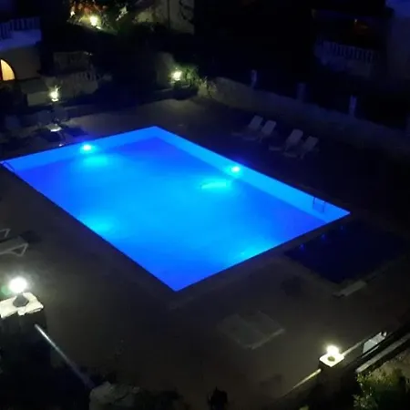 Nas-a Luxury, 6 Bedroom, 3 Bathroom *