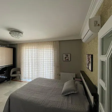 Luxury, 6 Bedroom, 3 Bathroom *