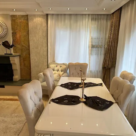 Nas-a Luxury, 6 Bedroom, 3 Bathroom Vila