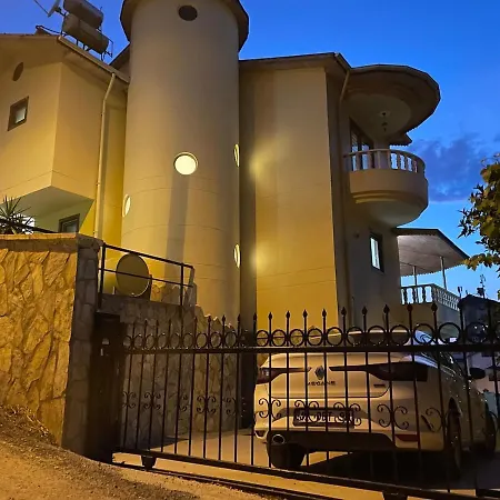 Nas-a Luxury, 6 Bedroom, 3 Bathroom Vila *