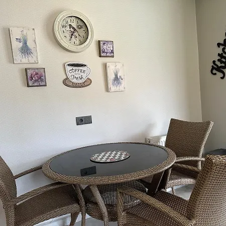 Nas-a Luxury, 6 Bedroom, 3 Bathroom Vila *