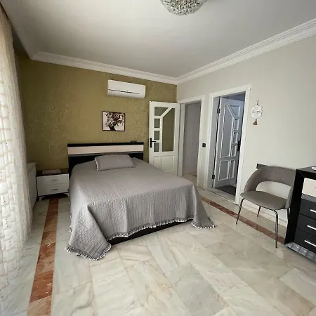 Nas-a Luxury, 6 Bedroom, 3 Bathroom Villa *