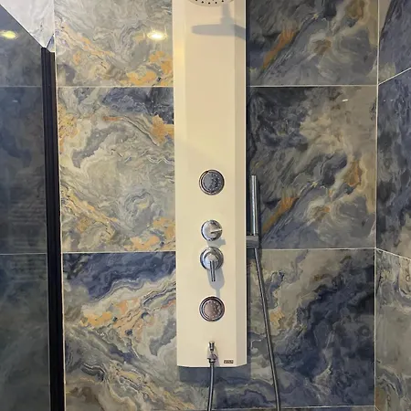 Nas-a Luxury, 6 Bedroom, 3 Bathroom Vila