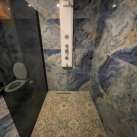 Nas-a Luxury, 6 Bedroom, 3 Bathroom Vila *