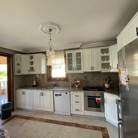 Nas-a Luxury, 6 Bedroom, 3 Bathroom Vila