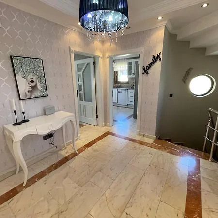 Luxury, 6 Bedroom, 3 Bathroom Villa