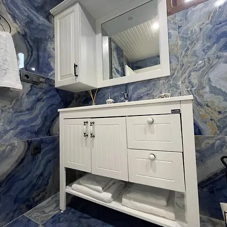 Nas-a Luxury, 6 Bedroom, 3 Bathroom Vila *